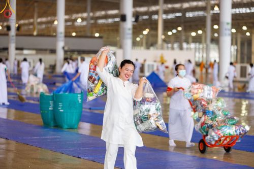 ภาพ No.205917:พิธีตักบาตร และ พิธีบูชาข้าวพระ ในวันอาทิตย์ต้นเดือน 2 กุมภาพันธ์ พ.ศ. 2568 ณ สภาธรรมกายสากล วัดพระธรรมกาย