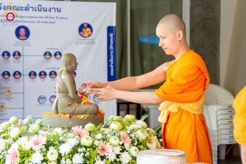 ภาพ No.218113:วันอาทิตย์ที่ 13 เมษายน พ.ศ. 2568 พิธีตักบาตรฉลองสามเณรใหม่ 75 รูป เนื่องในวันสงกรานต์ (โครงการบรรพชาสามเณรฟื้นฟูพระพุทธศาสนาทั่วไทย ประจำปีพุทธศักราช 2568) ณ ศูนย์ปฏิบัติธรรมระยอง(บ้านช่องลม) ตำบลบางบุตร อำเภอบ้านค่าย จังหวัดระยอง