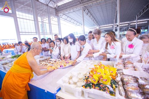 ภาพ No.202746:พิธีถวายภัตตาหารเป็นสังฆทาน แด่พระธรรมยาตรา ณ วัดพระธรรมกาย ตำบลคลองสาม อำเภอคลองหลวง จังหวัดปทุมธานี ในโครงการธรรมยาตรา กตัญญูบูชา มหาปูชนียาจารย์ พระมงคลเทพมุนี(สด จนฺทสโร) พระผู้ปราบมาร อนุสรณ์สถาน 7 แห่ง ปีที่ 13 วันที่ 28 มกราคม พ.ศ. 2568