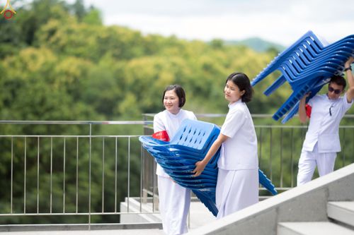 ภาพ No.239820:วันที่ 16-17 สิงหาคม พ.ศ. 2568 การปฏิบัติหน้าที่ของเจ้าหน้าที่ทุกสถานะ เพื่องานพิธีอัญเชิญรูปเหมือนพระมงคลเทพมุนี (สด จันทสโร) และพิธีกดปุ่มอัญเชิญรูปเหมือน พระมงคลเทพมุนี (สด จันทสโร) ณ มหาวิหารแก้วพระมงคลเทพมุนี ศูนย์ปฏิบัติธรรมแก้วเมืองเลย จ.เลย