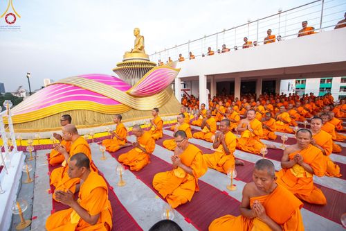 ภาพ No.201633:พิธีจุดประทีปถวายเป็นพุทธบูชา และบูชาธรรมมหาปูชนียาจารย์ ณ อาคารธรรมยาตรา กตัญญูบูชามหาปูชนียาจารย์ ตรงข้ามวัดปากน้ำภาษีเจริญ จ.กรุงเทพมหานคร ในโครงการธรรมยาตรา กตัญญูบูชา มหาปูชนียาจารย์ พระมงคลเทพมุนี(สด จนฺทสโร) พระผู้ปราบมาร อนุสรณ์สถาน 7 แห่ง