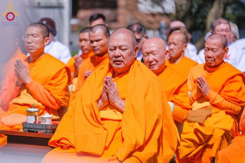 ภาพ No.62440:คณะศิษยานุศิษย์รวมใจสถาปนาและสมโภช ธรรมจักร เพื่ออัญเชิญประดิษฐาน ณ ยอดอุโบสถ 80 ปี หลวงพ่อธัมมชโย วัดพระธรรมกายนิวเจอร์ซี ประเทศสหรัฐอเมริกา  วันอาทิตย์ที่ 7 เมษายน พ.ศ. 2567