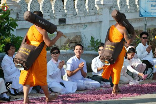 ภาพ No.193320:พิธีต้อนรับพระธรรมยาตรา ณ อนุสรณ์สถาน สถานที่เกิดในเพศสมณะ วัดสองพี่น้อง อำเภอสองพี่น้อง จังหวัดสุพรรณบุรี ในโครงการธรรมยาตรา กตัญญูบูชา มหาปูชนียาจารย์ พระมงคลเทพมุนี(สด จนฺทสโร) พระผู้ปราบมาร อนุสรณ์สถาน 7 แห่ง ปีที่ 13 วันที่ 11 มกราคม พ.ศ. 2568