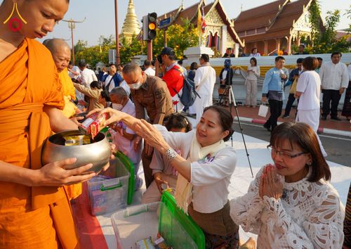 ภาพ No.208715:ตักบาตรพระ 1,743 รูป ครบรอบ 743 ปี นครน่าน ถวายเป็นพุทธบูชา น้อมบุญกุศลอุทิศให้บรรพบุรุษ วันอาทิตย์ ที่ 16 กุมภาพันธ์ พ.ศ. 2568 ณ ถนนคนเดินข่วงเมืองน่าน ต.ในเวียง อ.เมือง จ.น่าน