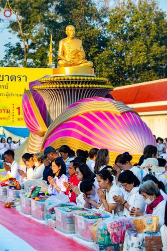 ภาพ No.197701:พิธีตักบาตรพระธรรมยาตรา ณ อนุสรณ์สถานลำดับที่ 4 สถานที่เกิดด้วยกายธรรม วัดโบสถ์(บน) ต.บางคูเวียง จ.นนทบุรี ในโครงการธรรมยาตรา กตัญญูบูชา มหาปูชนียาจารย์ พระมงคลเทพมุนี(สด จนฺทสโร) พระผู้ปราบมาร อนุสรณ์สถาน 7 แห่ง ปีที่ 13 วันที่ 19 มกราคม พ.ศ. 2568