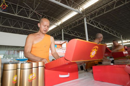 ภาพ No.212319:วันพุธที่ 19 มีนาคม พ.ศ. 2568 การบรรจุไทยธรรมลงกล่องสำเร็จ 43,500 กล่อง เพื่อถวายแด่พระสังฆาธิการ 40,000 กว่าวัดทั่วไทย ในวันคุ้มครองโลก 22 เมษายน พ.ศ. 2568 ณ บ้านแก้วเรือนทองคุณยายฯ วัดพระธรรมกาย