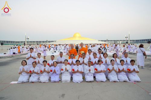 ภาพ No.274812:วันอาทิตย์ที่ 30 พฤศจิกายน พ.ศ. 2568 พิธีปลงผม โครงการอุปสมบทบูชาธรรมมหาปูชนียาจารย์ ปี 2568 ณ ลานธรรมพระมหาธรรมกายเจดีย์ ฝั่งทิศตะวันตก ระหว่างวิหารคดหมายเลข 8 และ 9 วัดพระธรรมกาย