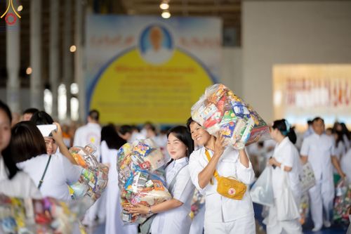 ภาพ No.137229:พิธีตักบาตร และปฏิบัติธรรม ในวันวิสาขบูชา วันพุธที่ 22 พฤษภาคม พ.ศ. 2567 ( วันพระขึ้น15 ค่ำ เดือน 6 ) ณ วัดพระธรรมกาย จ.ปทุมธานี