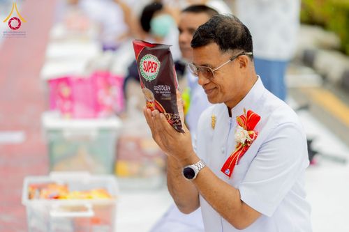 ภาพ No.226140:วันอาทิตย์ที่ 25 พฤษภาคม พ.ศ. 2568 พิธีตักบาตรพระ 1,000 รูปเมืองตรัง ครบรอบ 110 ปี เมืองทับเที่ยง ถวายเป็นพุทธบูชา ถวายเป็นพระราชกุศลแด่รัชกาลที่ 10 และอุทิศส่วนกุศลแด่อดีตเจ้าเมืองตรัง และบรรพบุรุษ ณ บริเวณหน้าศาลากลางจังหวัดตรัง ถนนพระราม 6