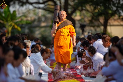 ภาพ No.110452:พิธีต้อนรับพระธรรมยาตรา ในโครงการธรรมยาตรากตัญญูบูชา มหาปูชนียาจารย์ พระมงคลเทพมุนี(สด จนฺทสโร) พระผู้ปราบมาร อนุสรณ์สถาน 7 แห่ง ปีที่ 12 วันที่ 11 มกราคม พ.ศ. 2567 ณ อนุสรณ์สถานลำดับที่ 3 สถานที่เกิดใหม่ในเพศสมณะ วัดสองพี่น้อง จ.สุพรรณบุรี