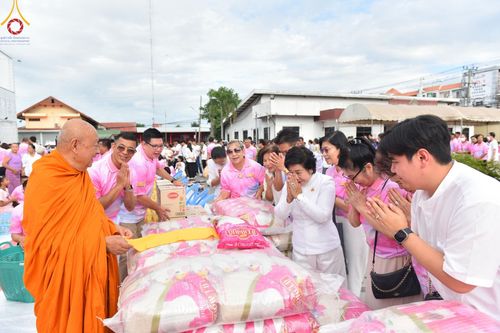 ภาพ No.150863:พิธีเจริญพระพุทธมนต์ และทำบุญตักบาตรแด่คณะสงฆ์ จำนวน 121 รูป เนื่องในโอกาสฉลองครบรอบ 120 ปี อำเภอคลองหลวง จังหวัดปทุมธานี เพื่อถวายเป็นพุทธบูชา ช่วยเหลือผู้ประสบความเดือดร้อนจากอุทกภัย และคณะสงฆ์ 323 วัด 4 จังหวัดชายแดนภาคใต้ วันเสาร์ที่ 31 สิงหาคม พ.ศ. 