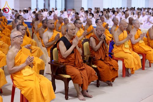 ภาพ No.232081:วันอาทิตย์ที่ 6 กรกฏาคม พ.ศ. 2568 พิธีตักบาตร ข้าวสารอาหารแห้ง  พิธีบูชาข้าวพระ สัมมนาพิเศษราชเหล็ก ณ สภาธรรมกายสากล วัดพระธรรมกาย