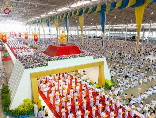 ภาพ No.134365:พิธีทอดผ้าป่าสมทบ มหาสังฆทาน 10,000 วัด ทั่วไทย วันอาทิตย์ต้นเดือนที่ 7 เมษายน พ.ศ.2567 ณ ห้องแก้วสารพัดนึก 1 สภาธรรมกายสากล  วัดพระธรรมกาย จ.ปทุมธานี