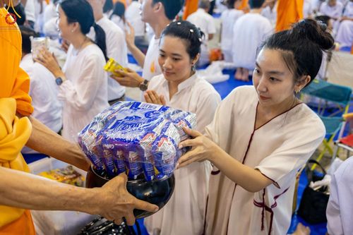 ภาพ No.151061:พิธีตักบาตร ในวันอาทิตย์ต้นเดือน วันที่ 1 กันยายน พ.ศ. 2567 ณ สภาธรรมกายสากล วัดพระธรรมกาย