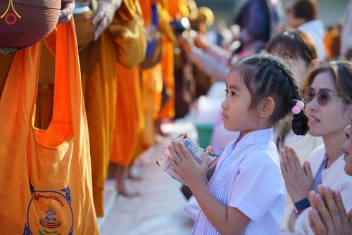 ภาพ No.103903:พิธีตักบาตรพระ 1,000 รูป ครั้งที่ 7 ถวายเป็นพุทธบูชา เพื่อช่วยเหลือคณะสงฆ์ 323 วัด 4 จังหวัดชายแดนภาคใต้ และถวายแด่คณะสงฆ์จังหวัดพิษณุโลก ณ ลานธรรมธุดงคสถานพิษณุโลก อ.วังทอง จ.พิษณุโลก วันที่ 24 ธันวาคม พ.ศ. 2566