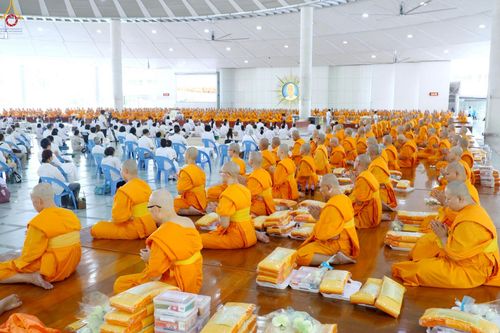 ภาพ No.240139:วันเสาร์ที่ 23 สิงหาคม พ.ศ. 2568 (วันพระ แรม 14 ค่ำ เดือน 9) พิธีบุพเปตพลี ครั้งที่ 169 ร่วมอุทิศบุญแด่หมู่ญาติที่ล่วงลับไปแล้ว และสืบทอดอายุพระพุทธศาสนา ณ หอฉันคุณยายอาจารย์ฯ วัดพระธรรมกาย