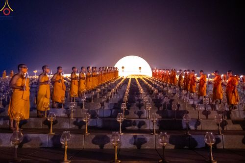 ภาพ No.90254:พิธีจุดประทีป 20,000 ดวง บูชาพระมหาธรรมกายเจดีย์ และบูชาพระมงคลเทพมุนี(สด จนฺทสโร) พระผู้ปราบมาร วันอังคารที่ 10 ตุลาคม พ.ศ. 2566 ณ ลานธรรมพระมหาธรรมกายเจดีย์ วัดพระธรรมกาย จ.ปทุมธานี