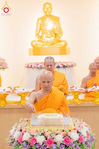 ภาพ No.319156:วันที่ 29 มีนาคม พ.ศ.2569 พิธีอัญเชิญรูปหล่อพระมงคลเทพมุนี (สด จนฺทสโร) ประดิษฐาน ณ ห้องปฏิบัติธรรม “มงคลรัตนโชติ”  วัดพระธรรมกายชิคาโก ประเทศสหรัฐอเมริกา