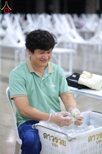 ภาพ No.303309:วันที่ 15-21 มกราคม พ.ศ.2569 ปลิดกลีบดอกเบญจทรัพย์ เพื่อโปรยต้อนรับพระธรรมยาตรา ในโครงการธรรมยาตรา กตัญญูบูชา มหาปูชนียาจารย์ พระมงคลเทพมุนี(สด จนฺทสโร) พระผู้ปราบมาร อนุสรณ์สถาน 7 แห่ง ปีที่ 14 ณ วิหารคด วัดพระธรรมกาย