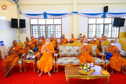 ภาพ No.78343:พิธีถวายสังฆทานแด่คณะสงฆ์ ๓๒๓ วัด พิธีมอบกองทุนหนุนแรงใจช่วยครูใต้และพิธีทำบุญอุทิศส่วนกุศลแด่ผู้วายชนม์ในเหตุการณ์ความไม่สงบ ๔ จังหวัดชายแดนภาคใต้  (ปัตตานี ยะลา นราธิวาส สงขลา) ปีที่ ๑๙ ครั้งที่ ๑๖๑ พิธีมอบกองทุนหนุนแรงใจช่วยครูใต้ (ปีที่ ๑๖ ครั้งที่ ๑