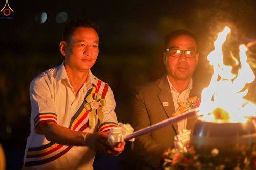 ภาพ No.78204:พิธีจุดประทีปและเวียนประทักษิณถวายเป็นพุทธบูชา ในโครงการบรรพชาสามเณรหมู่ ณ ลุมพินีวัน ประเทศเนปาล  วันที่ 16 มีนาคม พ.ศ. 2566