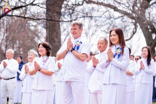 ภาพ No.319062:วันที่ 29 มีนาคม พ.ศ.2569 พิธีอัญเชิญรูปหล่อพระมงคลเทพมุนี (สด จนฺทสโร) ประดิษฐาน ณ ห้องปฏิบัติธรรม “มงคลรัตนโชติ”  วัดพระธรรมกายชิคาโก ประเทศสหรัฐอเมริกา