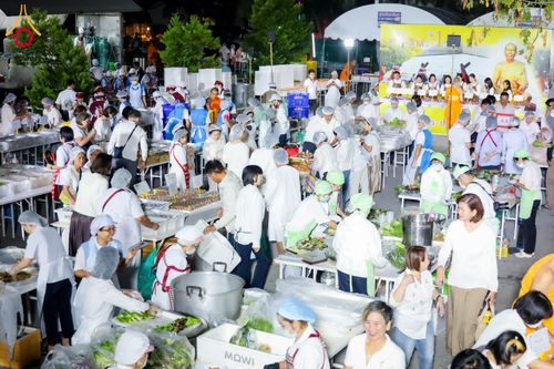 ภาพ No.288209:วันที่ 5 มกราคม พ.ศ. 2569 พิธีถวายภัตตาหารเป็นสังฆทาน แด่พระธรรมยาตรา ในโครงการธรรมยาตรา กตัญญูบูชา มหาปูชนียาจารย์ พระมงคลเทพมุนี(สด จนฺทสโร) พระผู้ปราบมาร อนุสรณ์สถาน 7 แห่ง ปีที่ 14 ณ อนุสรณ์สถานมหาวิหารพระมงคลเทพมุนี (โลตัสแลนด์) อ.สองพี่น้อง จ.สุพรร