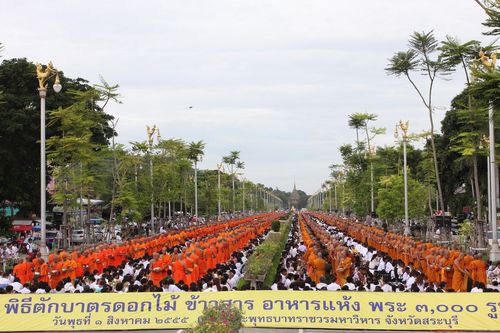 ภาพ No.2714:ตักบาตรดอกไม้เข้าพรรษา 2555