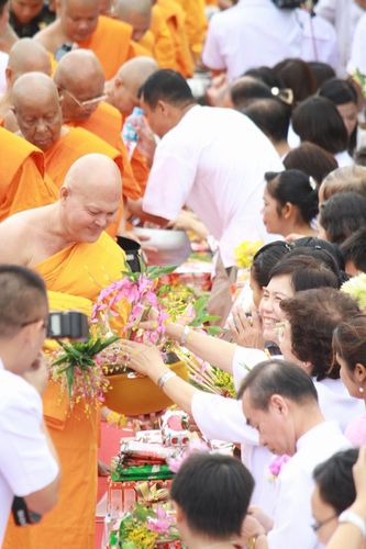 ตักบาตรดอกไม้เข้าพรรษา 2555