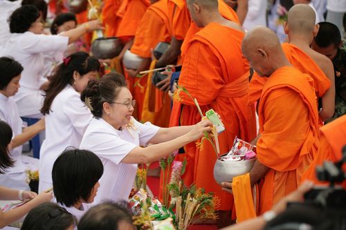 ภาพ No.2716:ตักบาตรดอกไม้เข้าพรรษา 2555