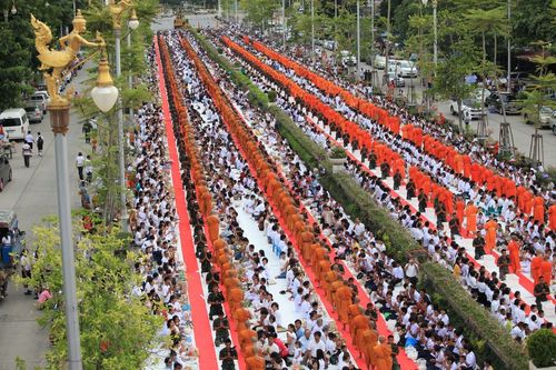 ภาพ No.2715:ตักบาตรดอกไม้เข้าพรรษา 2555