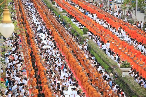 ภาพ No.2718:ตักบาตรดอกไม้เข้าพรรษา 2555