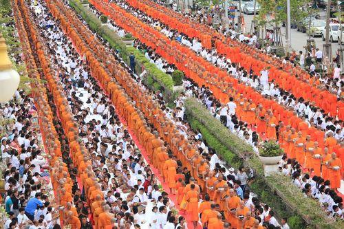 ภาพ No.2717:ตักบาตรดอกไม้เข้าพรรษา 2555