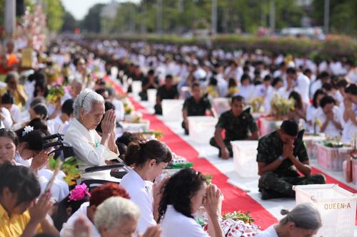 ภาพ No.2723:ตักบาตรดอกไม้เข้าพรรษา 2555