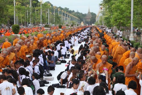 ภาพ No.2722:ตักบาตรดอกไม้เข้าพรรษา 2555