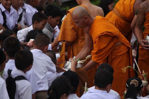 ภาพ No.2721:ตักบาตรดอกไม้เข้าพรรษา 2555