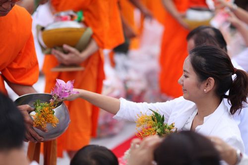 ภาพ No.2724:ตักบาตรดอกไม้เข้าพรรษา 2555