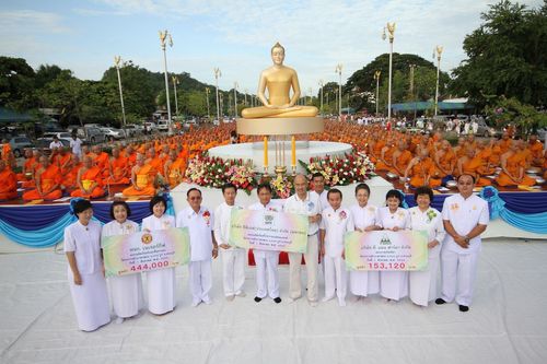 ภาพ No.2725:ตักบาตรดอกไม้เข้าพรรษา 2555