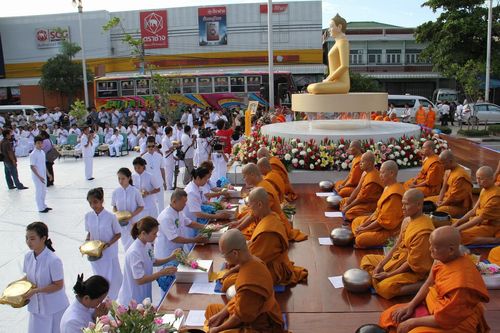 ภาพ No.2726:ตักบาตรดอกไม้เข้าพรรษา 2555