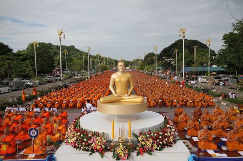 ภาพ No.2728:ตักบาตรดอกไม้เข้าพรรษา 2555