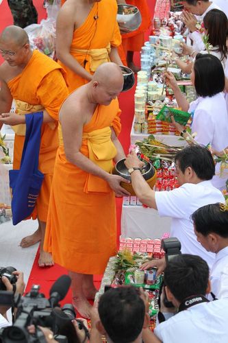 ภาพ No.2727:ตักบาตรดอกไม้เข้าพรรษา 2555