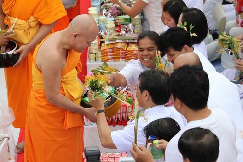 ภาพ No.2729:ตักบาตรดอกไม้เข้าพรรษา 2555