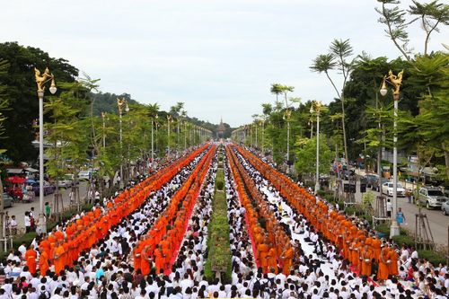 ภาพ No.2731:ตักบาตรดอกไม้เข้าพรรษา 2555