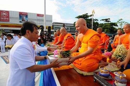 ภาพ No.2732:ตักบาตรดอกไม้เข้าพรรษา 2555