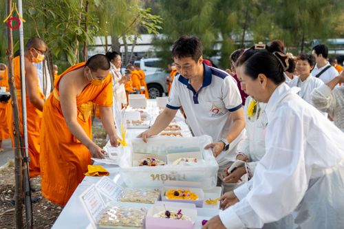 ภาพ No.293515:วันที่ 13 มกราคม พ.ศ. 2569 พิธีถวายภัตตาหารเป็นสังฆทาน แด่พระธรรมยาตรา ณ อนุสรณ์สถานมหาวิหารพระมงคลเทพมุนี (โลตัสแลนด์) อ.สองพี่น้อง จ.สุพรรณบุรี ในโครงการธรรมยาตรา กตัญญูบูชา มหาปูชนียาจารย์ พระมงคลเทพมุนี(สด จนฺทสโร) พระผู้ปราบมาร อนุสรณ์สถาน 7 แห่ง ปี