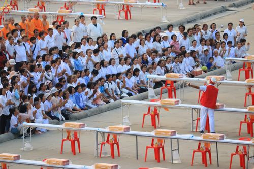 ภาพ No.323162:วันที่ 19 เมษายน พ.ศ.2569 การเรียงกล่องไทยธรรม , เตรียมงานจราจร เพื่องานถวายมหาสังฆทาน 40,000 กว่าวัดทั่วประเทศ วันคุ้มครองโลก 22 เมษายน พ.ศ.2569 วัดพระธรรมกาย
