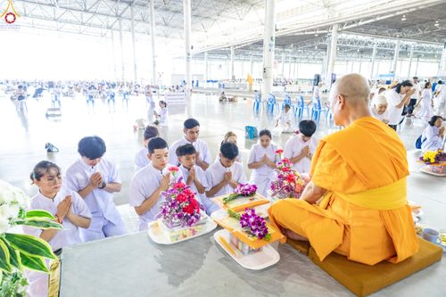 ภาพ No.327986:วันที่ 3 พฤษภาคม พ.ศ.2569 พิธีตักบาตร ข้าวสารอาหารแห้ง ณ บ้านแก้วเรือนทองคุณยายอาจารย์ฯ วัดพระธรรมกาย