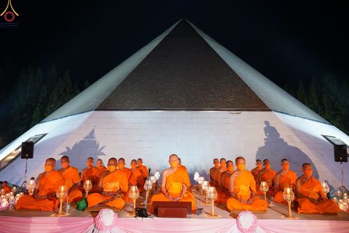 ภาพ No.69520:พิธีจุดประทีปถวายเป็นพุทธบูชา และบูชาธรรมมหาปูชนียาจารย์ ในโครงการธรรมยาตรากตัญญูบูชา มหาปูชนียาจารย์ พระมงคลเทพมุนี(สด จนฺทสโร) พระผู้ปราบมาร ปีที่ 11 ณ อนุสรณ์สถานมหาวิหารพระมงคลเทพมุนี อ.สองพี่น้อง จ.สุพรรณบุรี