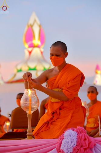 ภาพ No.70245:พิธีจุดประทีปถวายเป็นพุทธบูชา และบูชาธรรมมหาปูชนียาจารย์ ในโครงการธรรมยาตรากตัญญูบูชา มหาปูชนียาจารย์ พระมงคลเทพมุนี(สด จนฺทสโร) พระผู้ปราบมาร ปีที่ 11 ณ อนุสรณ์สถานลำดับที่ 2 สถานที่ตั้งมโนปณิธานบวชตลอดชีวิต อนุสรณ์สถานคลองบางนางแท่น อ.สามพราน จ.นครปฐม 