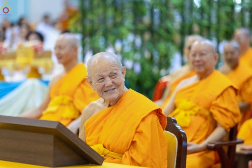 ภาพ No.342232:วันอาทิตย์ที่ 2 สิงหาคม พ.ศ.2569 พิธีมุทิตาสักการะพระภิกษุ  ผู้สอบได้เปรียญธรรม 9 ประโยค ระดับโลก ปีที่ 38, พิธีมอบโล่เกียรติยศ และทุนการศึกษา สำนักเรียนบาลีดีเด่นทั่วประเทศ ณ สภาธรรมกายสากล วัดพระธรรมกาย